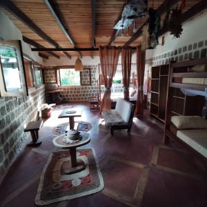 un salon avec un canapé et une table dans l'établissement G&J House - Bulle tropicale, à Andilana 6 autres photos