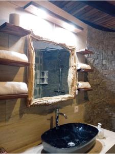 une salle de bain avec un lavabo noir et un miroir dans l'établissement G&J House - Bulle tropicale, à Andilana