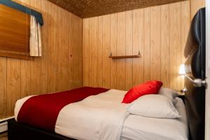 une chambre avec un lit avec des oreillers rouges et blancs dans l'établissement Mountain View Hope Motel, à Hope