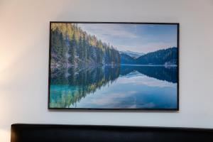 une photo d'un lac sur un mur dans l'établissement Mountain View Hope Motel, à Hope