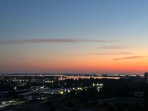 ein Blick auf eine Stadt bei Sonnenuntergang in der Unterkunft Marina Residence 2 in Constanţa