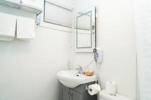 Un baño blanco con lavabo y espejo. en Mountain View Hope Motel, en Hope 49 fotos más