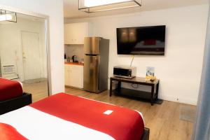 une chambre avec un lit, un réfrigérateur et une cuisine dans l'établissement Mountain View Hope Motel, à Hope