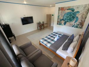 un salon avec un lit et un canapé dans l'établissement Crazy Bears Guesthouse, à Moalboal