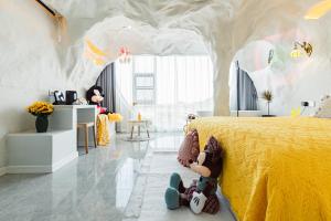 TV a/nebo společenská místnost v ubytování 上海半窗酒店-上海迪士尼店