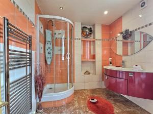 Koupelna v ubytování Majestueuse Résidence à 20 Minutes de Paris + 24 fotografií