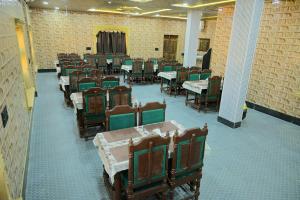 una fila de mesas y sillas en una habitación en The Majestic Heaven Resort, en Sām