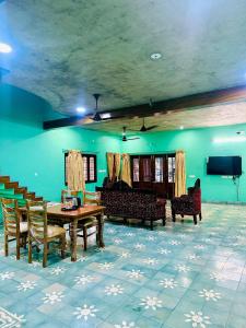 KuilapayamCalm Nest的带桌椅和沙发的客厅 更多14张照片