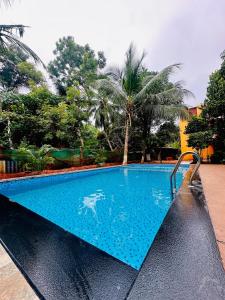 KuilapayamCalm Nest的度假村内的游泳池