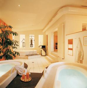 Giường trong phòng chung tại Oberdeisenhof Land- und Wanderhotel Garni