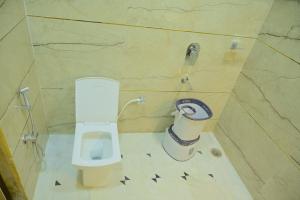 Un baño con un inodoro blanco y un lavabo. en The Majestic Heaven Resort, en Sām 30 fotos más