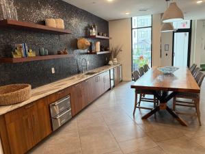 Η κουζίνα ή μικρή κουζίνα στο Modern Luxury Steps from Truist Park