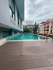 une piscine au milieu d'un immeuble dans l'établissement AC Home 2 Laksi, à Lak Si