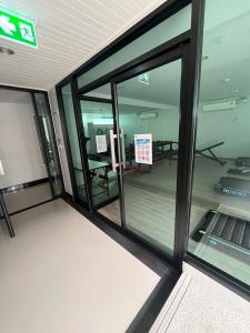 une pièce vide avec des fenêtres en verre dans un bâtiment dans l'établissement AC Home 2 Laksi, à Lak Si