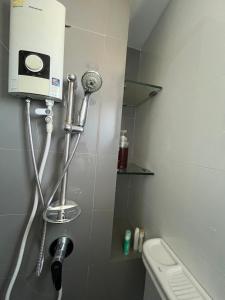 La salle de bains est pourvue de toilettes et d'un sèche-cheveux. dans l'établissement AC Home 2 Laksi, à Lak Si 6 autres photos