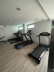 une salle de sport avec trois vélos d'exercice dans une pièce dans l'établissement AC Home 2 Laksi, à Lak Si