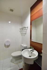 ein Badezimmer mit Toilette, Waschbecken und Spiegel in der Unterkunft The Breeze Lipe Resort in Ko Lipe