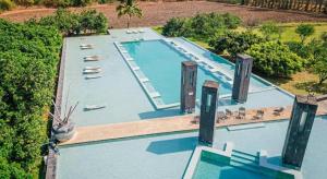 Bazén v ubytování Avartarn Miracles Hotel nebo v jeho okolí