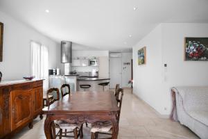 a kitchen and dining room with a table and chairs at Luxueux appartement près du port in Sanary-sur-Mer +20 photos
