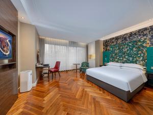 Un dormitorio con una cama blanca grande y un escritorio en Metropolo Dahua Hotel Shanghai, en Shanghái 77 fotos más