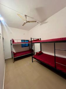 une chambre avec trois lits superposés dans une pièce dans l'établissement The Maze House Anjuna!, à Anjuna