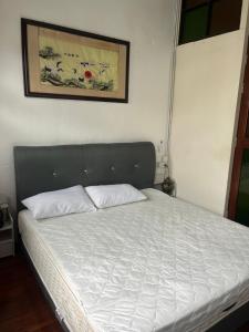 En eller flere senge i et værelse på EastOriental House