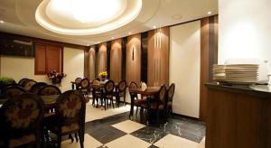 ein Esszimmer mit Tisch und Stühlen in der Unterkunft Hotel No.1 in Seryu-dong