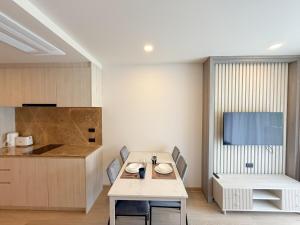 Χώρος καθιστικού στο C246 New 1BR Condo with Pool, Gym &Great Location