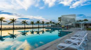 Bazén v ubytování Ocean Spring Metropark Hotel Zhuhai nebo v jeho okolí