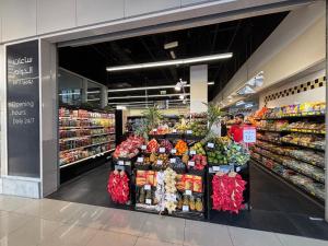 SabkhahMama's Crib Dubai的展示水果蔬菜的杂货店过道