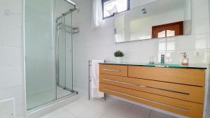 a bathroom with a sink and a shower at Luxuriöses Haus Der Leidenschaft in Machico