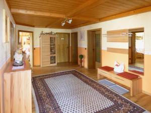 ein Wohnzimmer mit einer Couch und einem Teppich in der Unterkunft Komfortable Ferienwohnung in Gleißenberg mit Garten, Grill und Terrasse in Gleißenberg + 19 Fotos