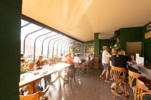 瓦迪穆萨佩特拉宫殿酒店 的一群人坐在餐厅的桌子旁