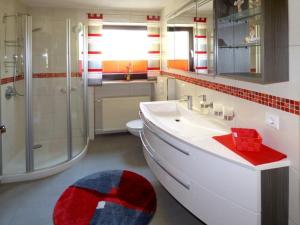 ein Badezimmer mit Waschbecken, Dusche und Toilette in der Unterkunft Komfortable Ferienwohnung in Gleißenberg mit Garten, Grill und Terrasse in Gleißenberg