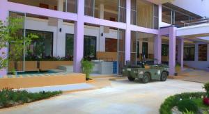 ein Militärfahrzeug, das vor einem Gebäude parkt in der Unterkunft Na Tubthieng Boutique Resort Trang in Ban Phlu Phli