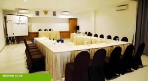 ein Besprechungsraum mit einem langen Tisch und Stühlen in der Unterkunft Fovere Hotel Palangkaraya in Palangkaraya