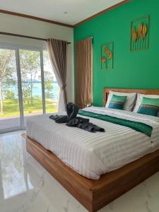 Postel nebo postele na pokoji v ubytování SeaMountain Kohyao Noi