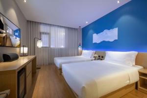 Una cama o camas en una habitación de Orange Hotel