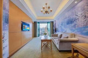 un salon avec un canapé et une table dans l'établissement Vienna Classic Hotel Qingyuan Taihe Ancient Cave Scenic Area, à Xiaoshi