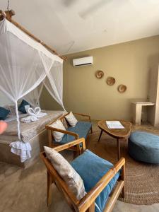 une chambre avec un lit avec moustiquaire dans l'établissement Zen Boutique Resort, à Jambiani 92 autres photos