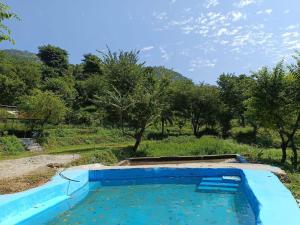 una piscina di acqua con alberi sullo sfondo di Uddibaba a Shivpuri
