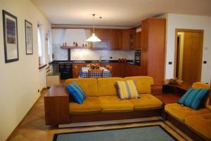 San Gregorio nelle Alpi,Das Haus Von Piero In San Gregorio Nelle Alpi的带黄色沙发的客厅和厨房