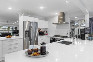 Η κουζίνα ή μικρή κουζίνα στο Bayfair Break - Mt Maunganui