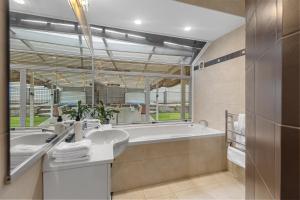 Ένα μπάνιο στο Bayfair Break - Mt Maunganui