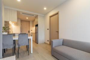 Χώρος καθιστικού στο C247 Brand-New Condo with Pool, Gym & Beach Nearby