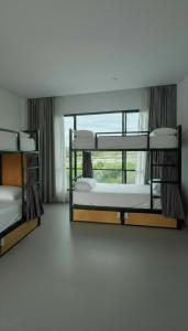 deux lits superposés dans une chambre avec fenêtre dans l'établissement Verdana Cemagi Luxury Hostel, à Cemagi