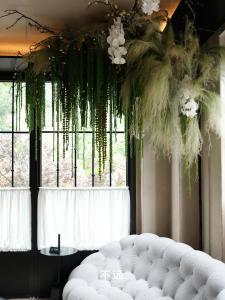 ein Zimmer mit einer weißen Couch vor einem Fenster in der Unterkunft BuYuan Hotel - Near Wuhou Shrine, Chunxi Road,T aikooli, Tianfu Square, People's Park, Chengdu Museum, Very close to the Sichuan University , Exit C of Huaxiba on Metro Line 1,Provides Welcome refreshments ,Minibar,Laundry & Luggage delivery service in Chengdu