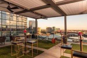 Un balcon sau o terasă la Holston House Nashville, in The Unbound Collection by Hyatt