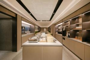 una grande cucina con un lungo bancone in una stanza di JI Hotel Beijing International Exhibition Center Sanyuan West Bridge a Pechino