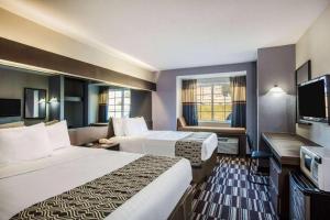 Televiisor ja/või meelelahutuskeskus majutusasutuses Microtel Inn & Suites by Wyndham Chattanooga/Near Hamilton P